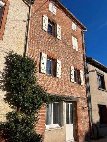 La petite maison dans le village gîte à louer Lafrançaise