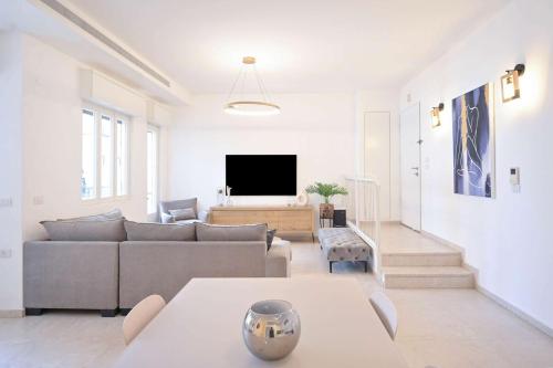 Cozy 2BR in Hayarkon 96 by HolyGuest - main image