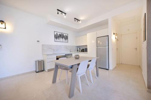 Cozy 2BR in Hayarkon 96 by HolyGuest - image 9
