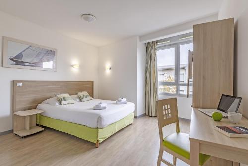 1 double bed, 1 twin bed