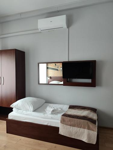 Triple Room with Bathroom image 5