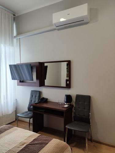 Single Room with Private Bathroom image 2