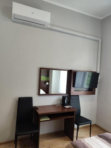 Twin Room with City View image 2