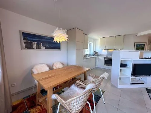 Sky & Sand Homes Springtide I Helle Wohnung mit Balkon und Tennisplatz in St. Peter-Ording, Deutschland