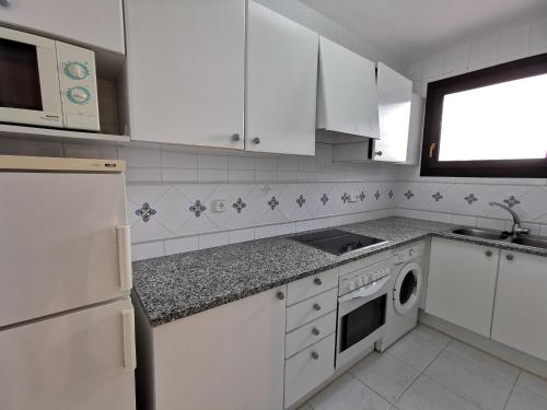 Apartamento con WIFI a 5 Minutos de la Playa y Cerca de Tiendas y Restaurantes - ES-209-10 - image 4