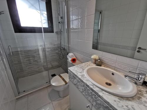 Apartamento con WIFI a 5 Minutos de la Playa y Cerca de Tiendas y Restaurantes - ES-209-10 - image 3