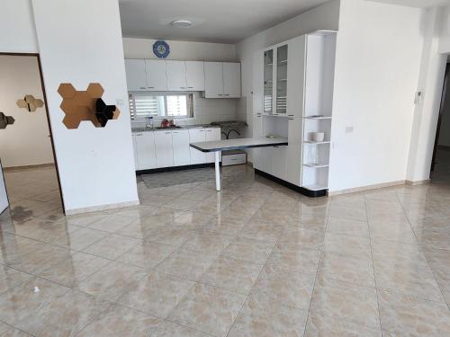 Dapur, Apartment by the sea 63 c in Bat Yam