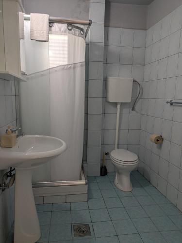 Twin Room image 7