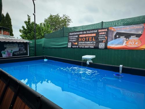 สระว่ายน้ำ, Apartament 1 camera LUX situat la parter in complex ApartHotel Botosani 2 in โบโตซานี