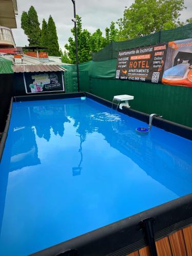 สระว่ายน้ำ, Apartament 1 camera LUX situat la parter in complex ApartHotel Botosani 2 in โบโตซานี