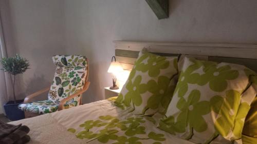 1 queen bed, 1 twin bed