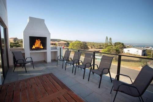 Meraki - Greek style beach house in Boggoms Bay in Boggomsbaai