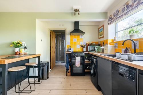 Peaceful country cottage in a rural location near Norfolk Broads 2 double bedroom in بيكليس