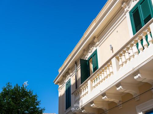 Deluxe Double Room with Balcony image 3