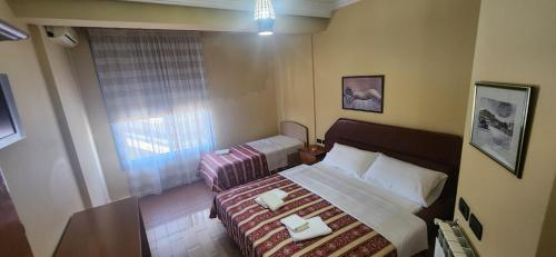 Triple Room with City View image 3