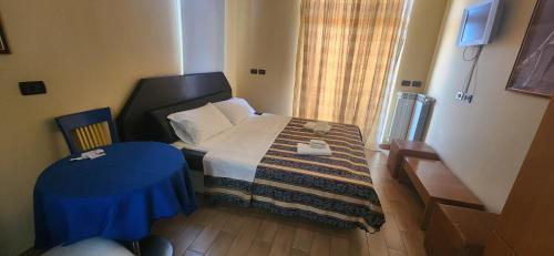 Double Room with Balcony image 8