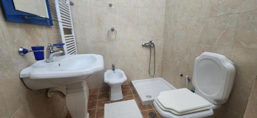 Triple Room with City View image 2