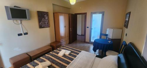 Double Room with Balcony image 7