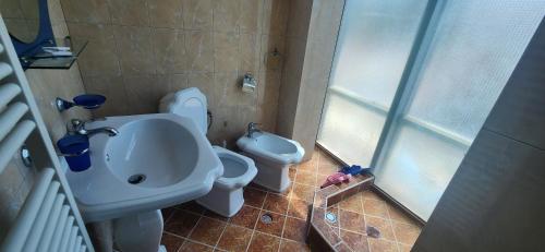 Double Room with Balcony image 6