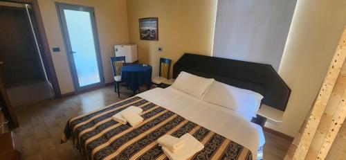 Double Room with Balcony image 4
