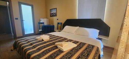 Double Room with Balcony image 3