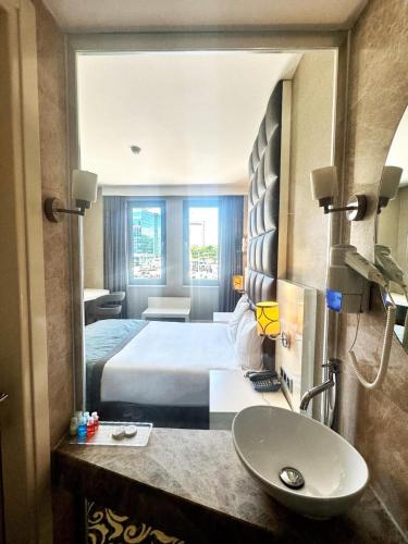 Standard Double or Twin Room image 2