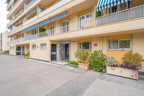 A szálláshely kívülről, Modern apartment, steps from tramway near Matisse Múzeum