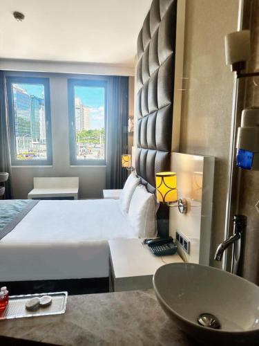 Standard Double or Twin Room image 4