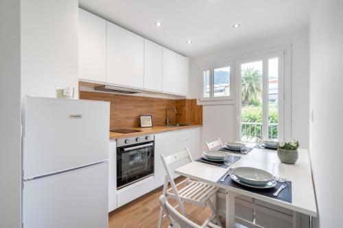 Konyha, Modern apartment, steps from tramway near Matisse Múzeum