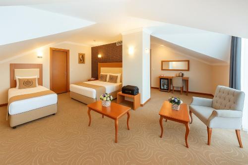 1 double bed, 1 twin bed