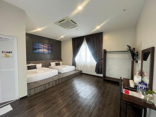 쿠알라 쿠라우 Capital O 91170 Kurau Bay Hotel 3성급 호텔 스위트룸