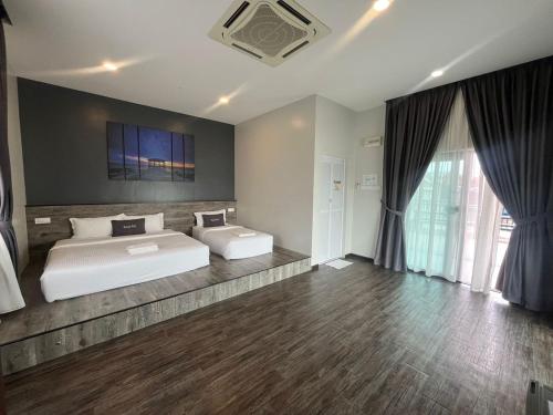 쿠알라 쿠라우 Capital O 91170 Kurau Bay Hotel 3성급 호텔 스위트룸