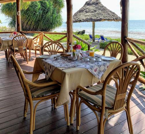 Restorāns, Barry's Beach Resort in Pangani