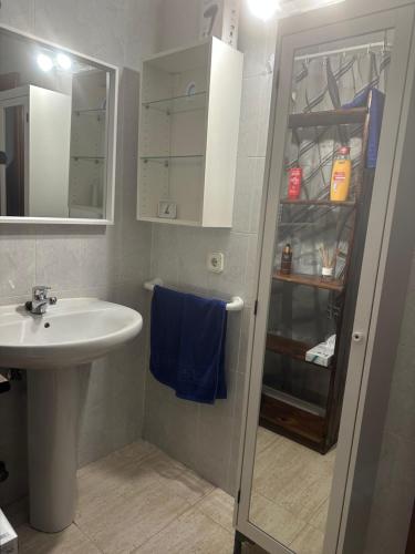 حمام, Habitacion doble con baño entrada privada para huéspedes (Habitacion doble con bano entrada privada para huespedes) in San Bartolome
