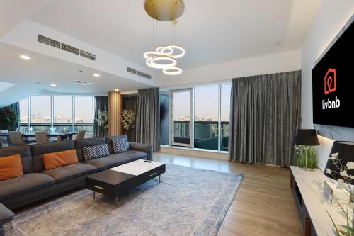 Elite Duplex Penthouse Steps from Metro & Marina, Dubaj