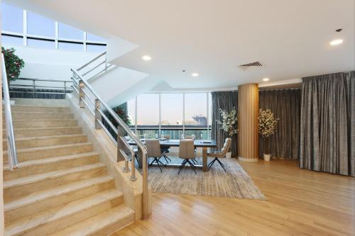 Elite Duplex Penthouse Steps from Metro & Marina, Dubaj (fotografie 10)