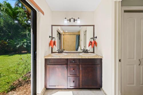 ห้องน้ำ, Private Entrance King Room and Private Bath UMiami near อุทยานเขตร้อน