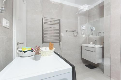 Chic & Serene Apartment-Your Relaxing Oasis - image 2
