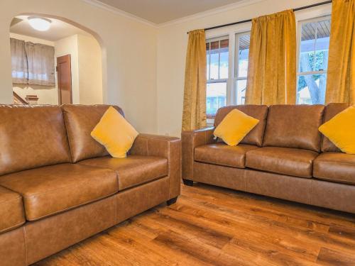 Soft Sheets & Sweet Dreams - 3 Bedroom Home with Driveway, Niagara Falls