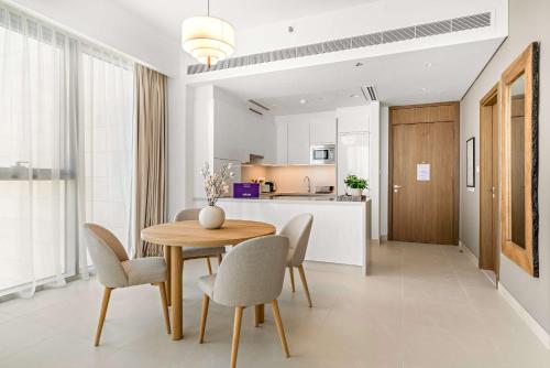 Silkhaus Vacation Homes Charming 1BDR in Canal Front Tower - image 5