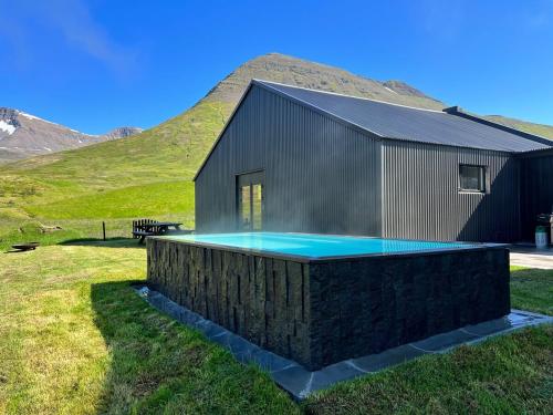 Hóll Adventure House - Ævintýrahúsið Hóll á Siglufirði (Holl Adventure House - Ævintyrahusið Holl a Siglufirði) in Siglufjordur