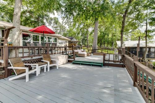 . Private Dock + Fire Pit: Gantt Lake Getaway!