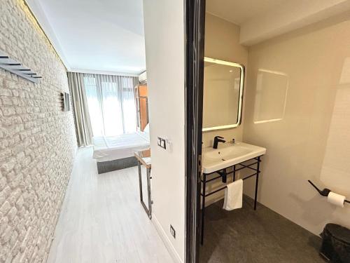 Deluxe Double Room with Balcony image 10