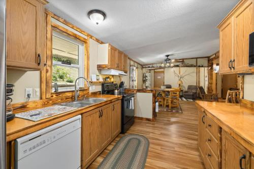 кухня, Peaceful Boise Retreat 3BR with Cozy Deck in Shafer Butte