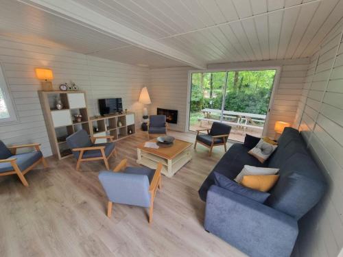 Les Chalets de SAUMUR, Piscine & Parc boise, 100m du CadreNoir in Rue Loucheur