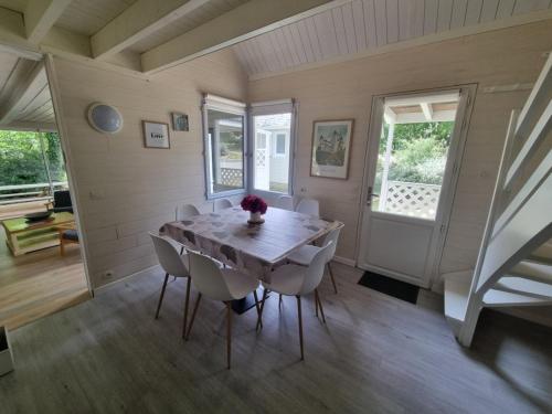 Facilities, Les Chalets de SAUMUR, Piscine & Parc boise, 100m du CadreNoir in Rue Loucheur