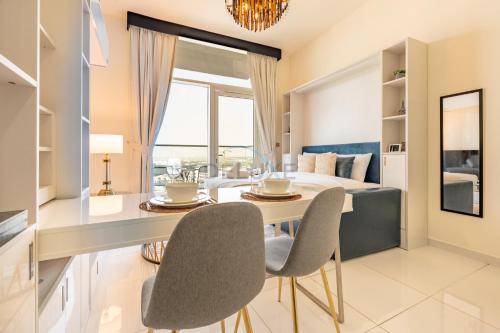 Studio Near Dubai Butterfly Garden, 18 Mins Drive From Mall of Emirates, Miraclz Tower, Arjan By Deluxe Holiday Homes, Dubái (foto 3)