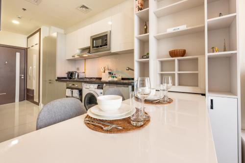 Studio Near Dubai Butterfly Garden, 18 Mins Drive From Mall of Emirates, Miraclz Tower, Arjan By Deluxe Holiday Homes, Dubái (foto 8)