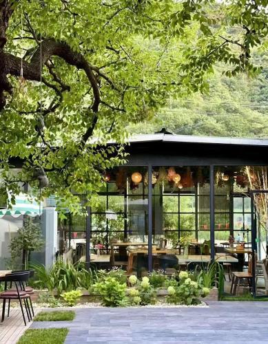 Restaurant, Encounter Garden Great Wall Holiday Guesthouse in Huairou District