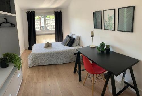 Maison spacieuse et paisible - 4 chambres, parking, wifi in Бур-сюр-Ивет